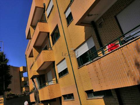 T2 em Rio Tinto (junto à confeitaria 15 de setembro)