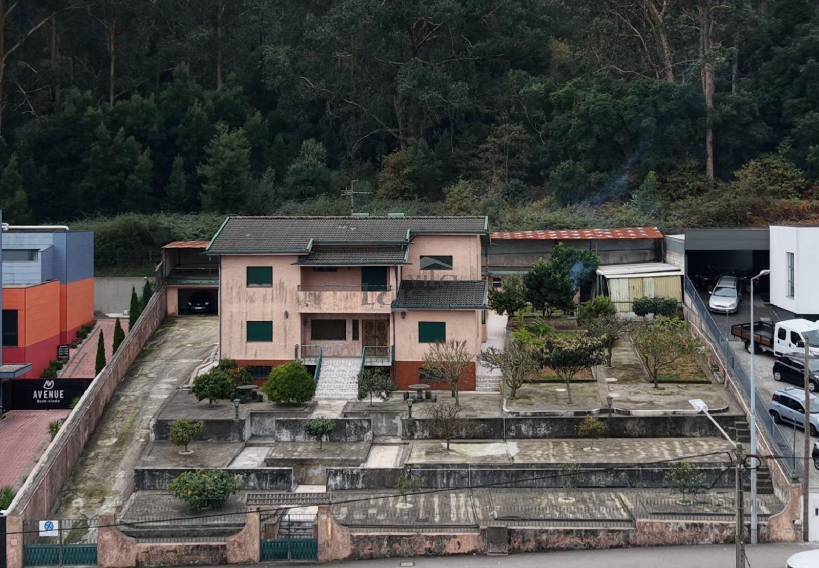 Moradia T5 de Quatro Frentes com Visibilidade Única