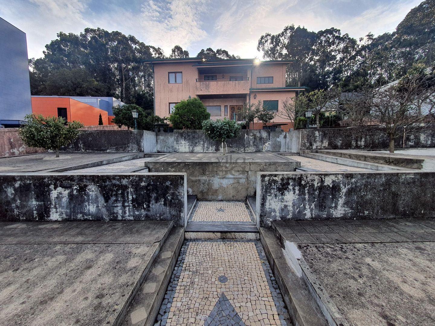 Moradia T5 de Quatro Frentes com Visibilidade Única