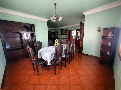 Moradia T5 de Quatro Frentes com Visibilidade Única