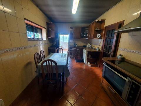 Moradia T5 de Quatro Frentes com Visibilidade Única