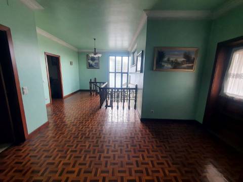 Moradia T5 de Quatro Frentes com Visibilidade Única