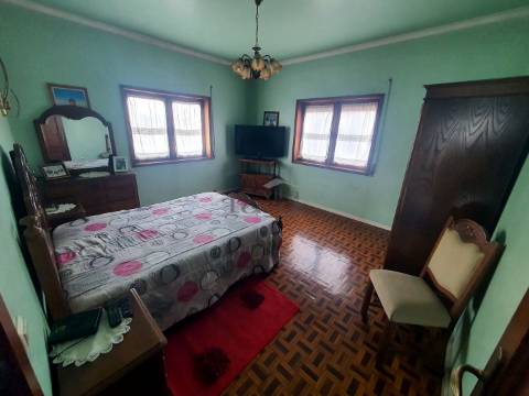 Moradia T5 de Quatro Frentes com Visibilidade Única