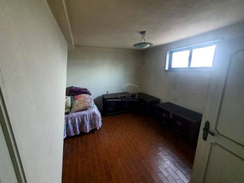 Moradia T5 de Quatro Frentes com Visibilidade Única