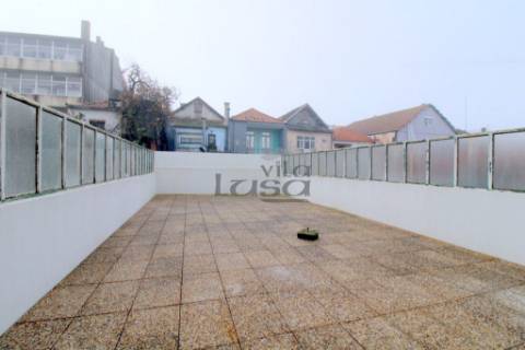 T2 Renovado, para Arrendamento a 200 metros da Avenida da República