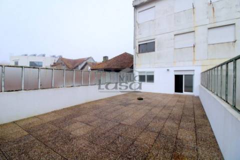 T2 Renovado, para Arrendamento a 200 metros da Avenida da República