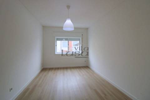 T2 Renovado, para Arrendamento a 200 metros da Avenida da República