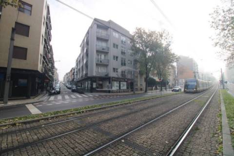 T2 Renovado, para Arrendamento a 200 metros da Avenida da República