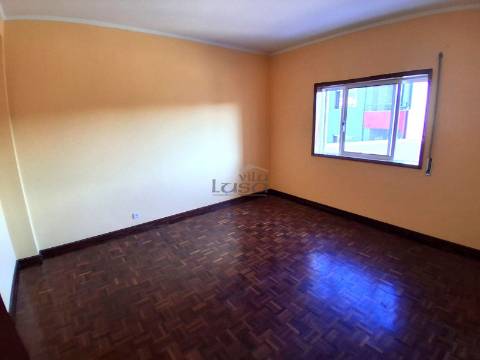 T2 em Rio Tinto (à estação da CP e estação do Metro da Campainha)