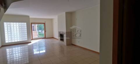 Moradia T3 + escritório (em condomínio fechado), em Frejufe/Maia.