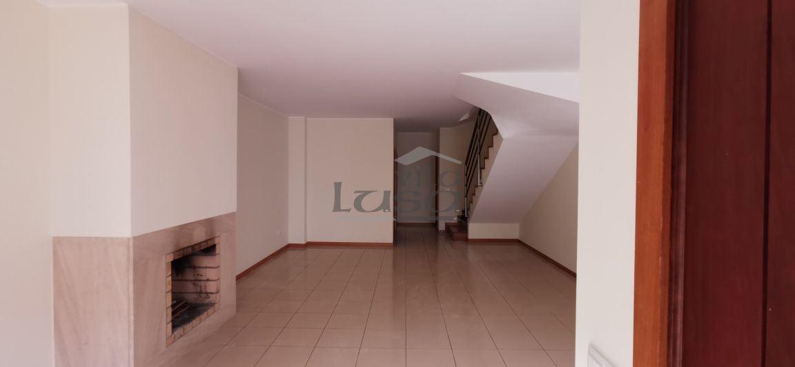 Moradia T3 + escritório (em condomínio fechado), em Frejufe/Maia.