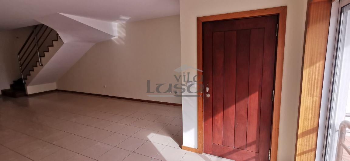 Moradia T3 + escritório (em condomínio fechado), em Frejufe/Maia.