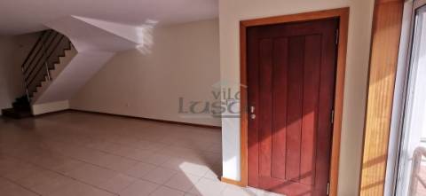 Moradia T3 + escritório (em condomínio fechado), em Frejufe/Maia.