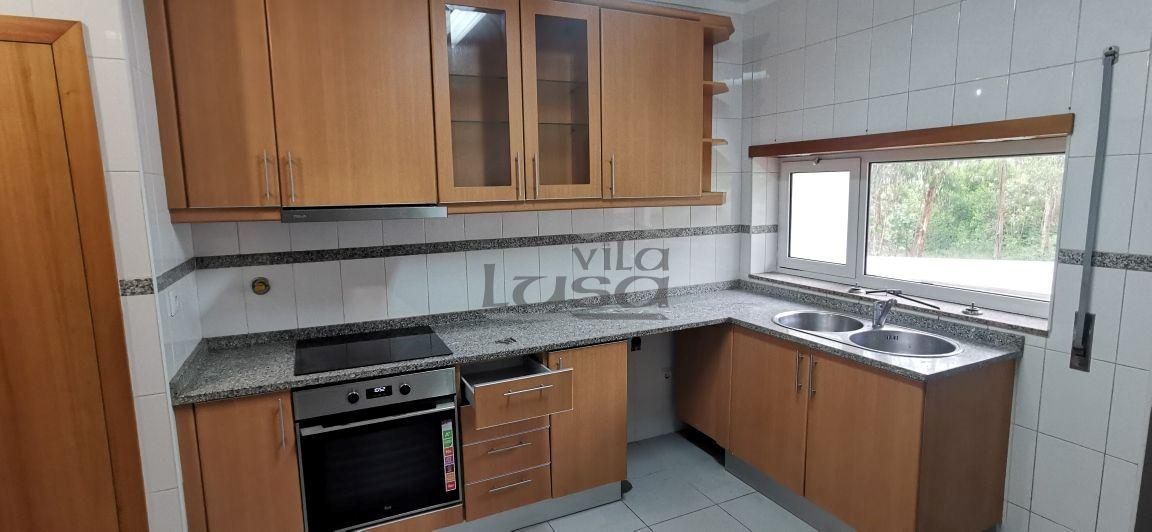 Moradia T3 + escritório (em condomínio fechado), em Frejufe/Maia.