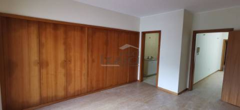 Moradia T3 + escritório (em condomínio fechado), em Frejufe/Maia.