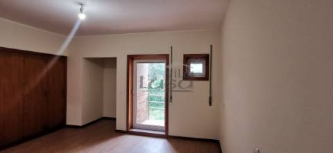 Moradia T3 + escritório (em condomínio fechado), em Frejufe/Maia.