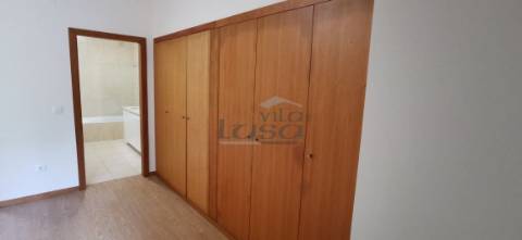 Moradia T3 + escritório (em condomínio fechado), em Frejufe/Maia.