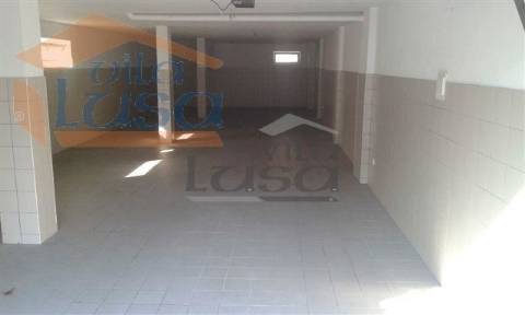 Moradia T3 + escritório (em condomínio fechado), em Frejufe/Maia.