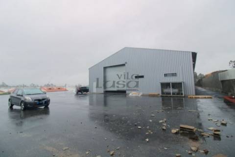Armazém Rio Meão 1.700 m2 de área coberta + Logradouro e PT próprio 
