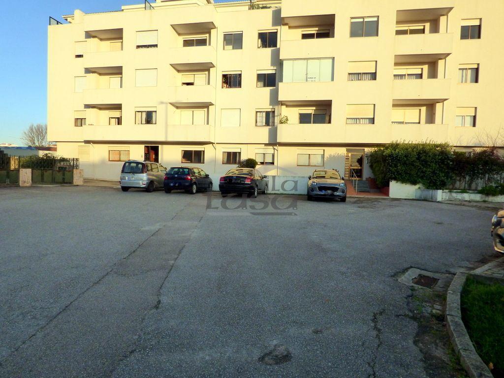 T3 + Escritório para Arrendamento em Miramar com garagem