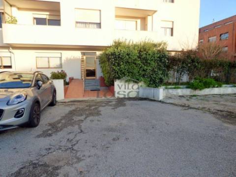 T3 + Escritório para Arrendamento em Miramar com garagem