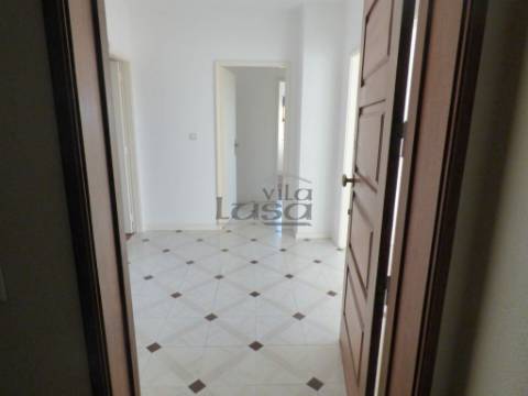 T3 + Escritório para Arrendamento em Miramar com garagem