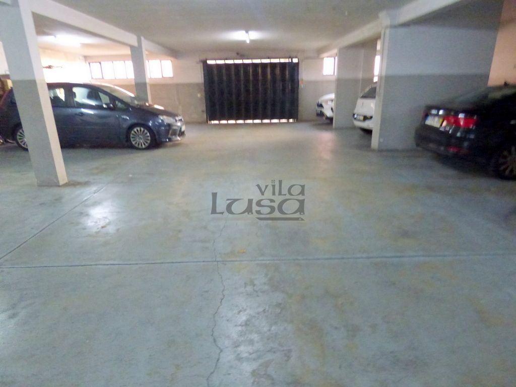 T3 + Escritório para Arrendamento em Miramar com garagem