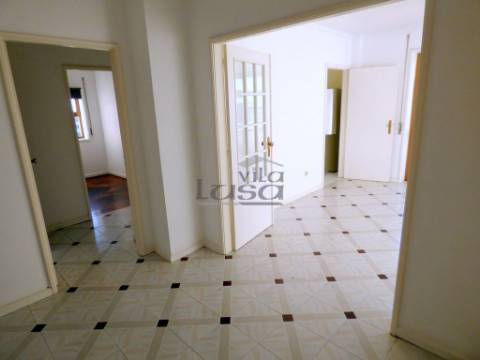 T3 + Escritório para Arrendamento em Miramar com garagem