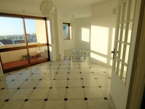 T3 + Escritório para Arrendamento em Miramar com garagem