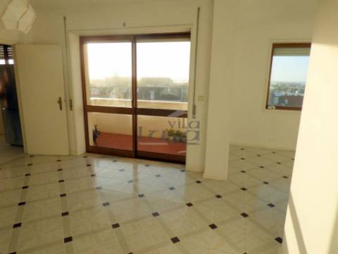 T3 + Escritório para Arrendamento em Miramar com garagem