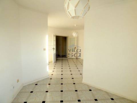 T3 + Escritório para Arrendamento em Miramar com garagem