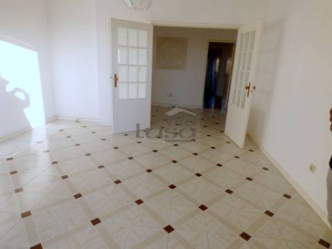 T3 + Escritório para Arrendamento em Miramar com garagem