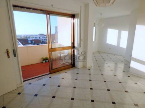 T3 + Escritório para Arrendamento em Miramar com garagem