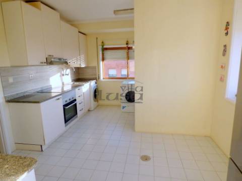 T3 + Escritório para Arrendamento em Miramar com garagem