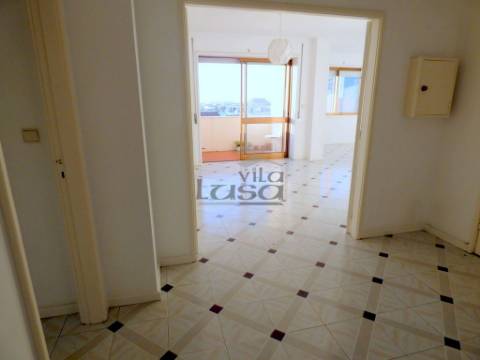 T3 + Escritório para Arrendamento em Miramar com garagem