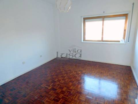 T3 + Escritório para Arrendamento em Miramar com garagem