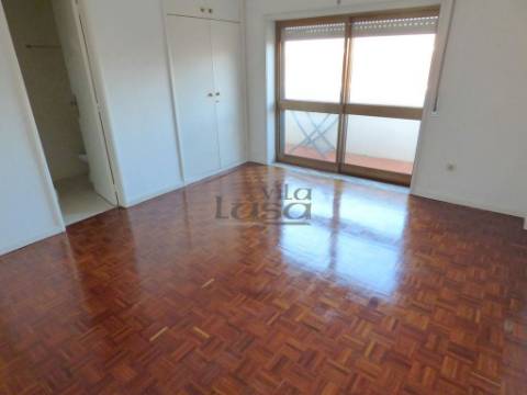 T3 + Escritório para Arrendamento em Miramar com garagem