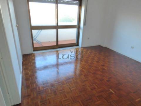 T3 + Escritório para Arrendamento em Miramar com garagem