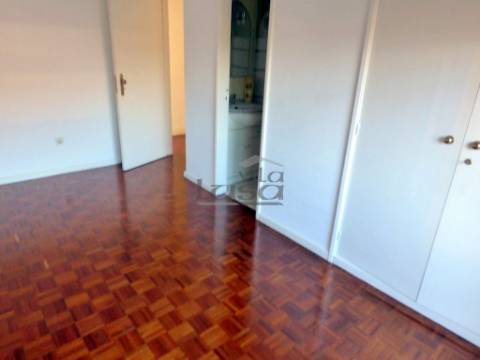 T3 + Escritório para Arrendamento em Miramar com garagem