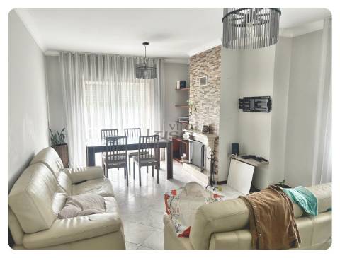 Apartamento T2 lugar de garagem varanda mobilado