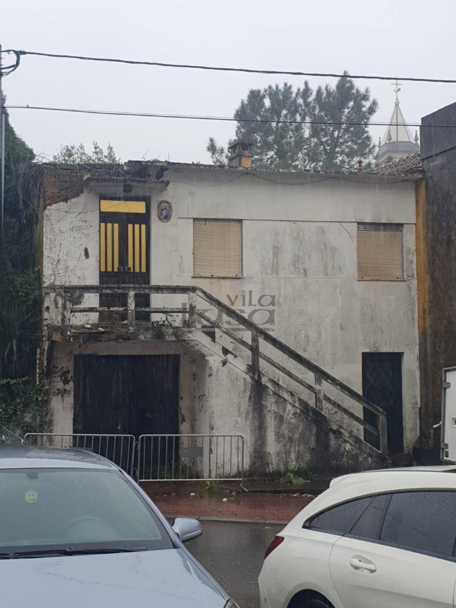 Moradia para restaurar no centro de Fiães.