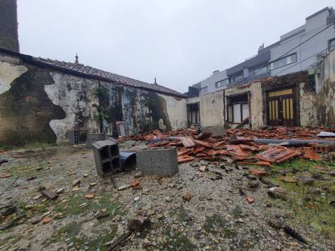 Moradia para restaurar no centro de Fiães.