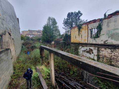 Moradia para restaurar no centro de Fiães.