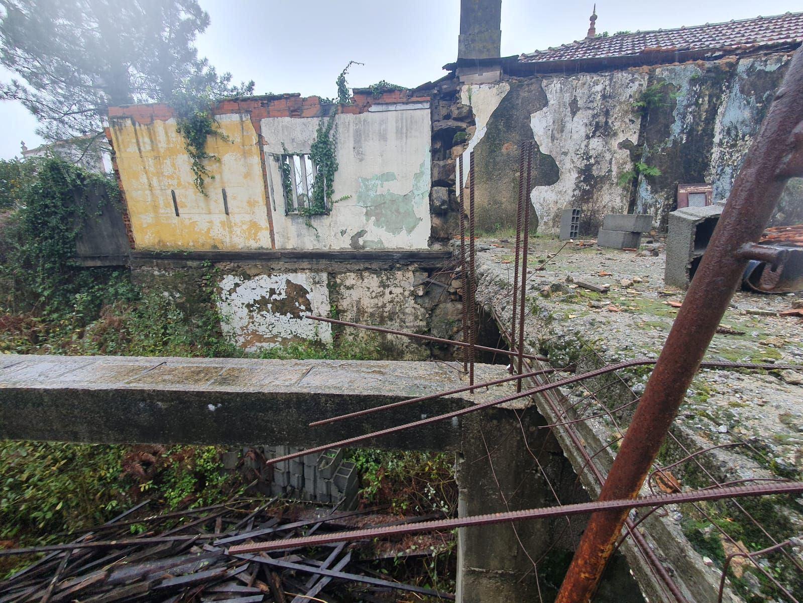 Moradia para restaurar no centro de Fiães.