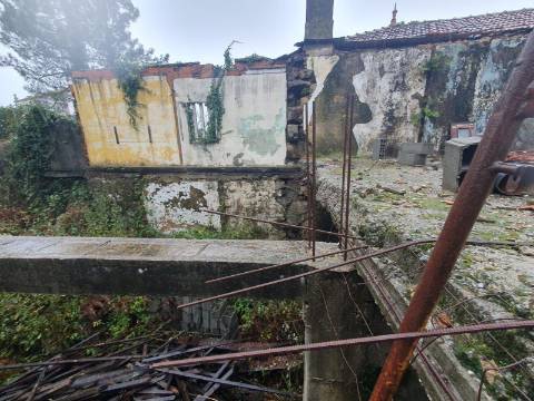 Moradia para restaurar no centro de Fiães.
