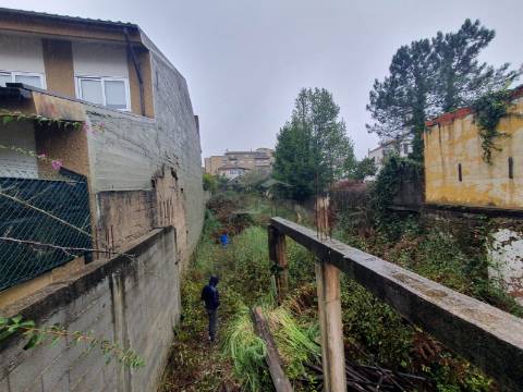 Moradia para restaurar no centro de Fiães.