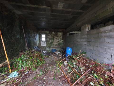 Moradia para restaurar no centro de Fiães.