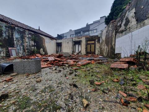Moradia para restaurar no centro de Fiães.
