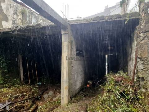 Moradia para restaurar no centro de Fiães.