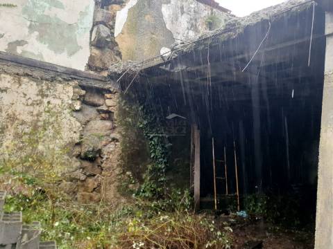 Moradia para restaurar no centro de Fiães.